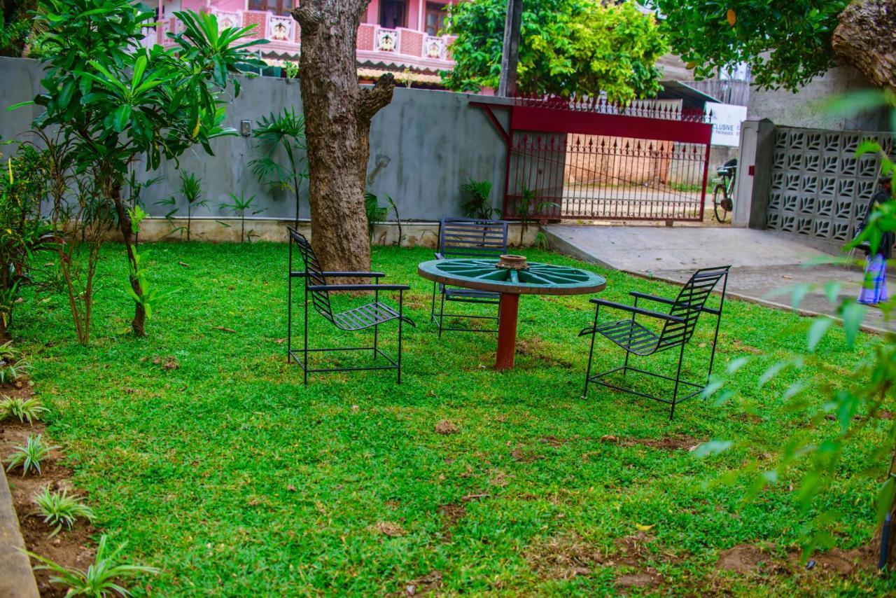 Thambu Illam Hotell Jaffna Exteriör bild